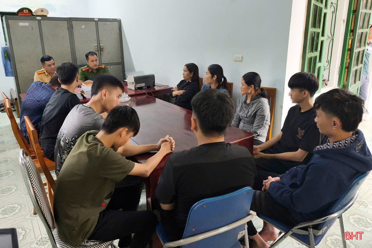 Phòng CSGT phối hợp với Công an xã Hương Bình triệu tập các thanh, thiếu niên và mời phụ huynh cùng tham gia làm việc về hành vi chạy xe không đội mũ bảo hiểm, lạng lách, đánh võng trên đường. bqbht_br_thanh-nien-ngo-ngao-1.jpg
