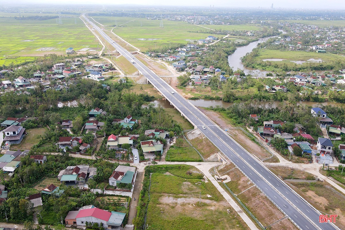 Tuyến cao tốc đi qua khu dân cư thôn Thống Nhất, xã Cẩm Duệ, tỉnh Hà Tĩnh. bqbht_br_nha-cua-hu-hong-do-thi-cong-cao-toc-6a.jpg
