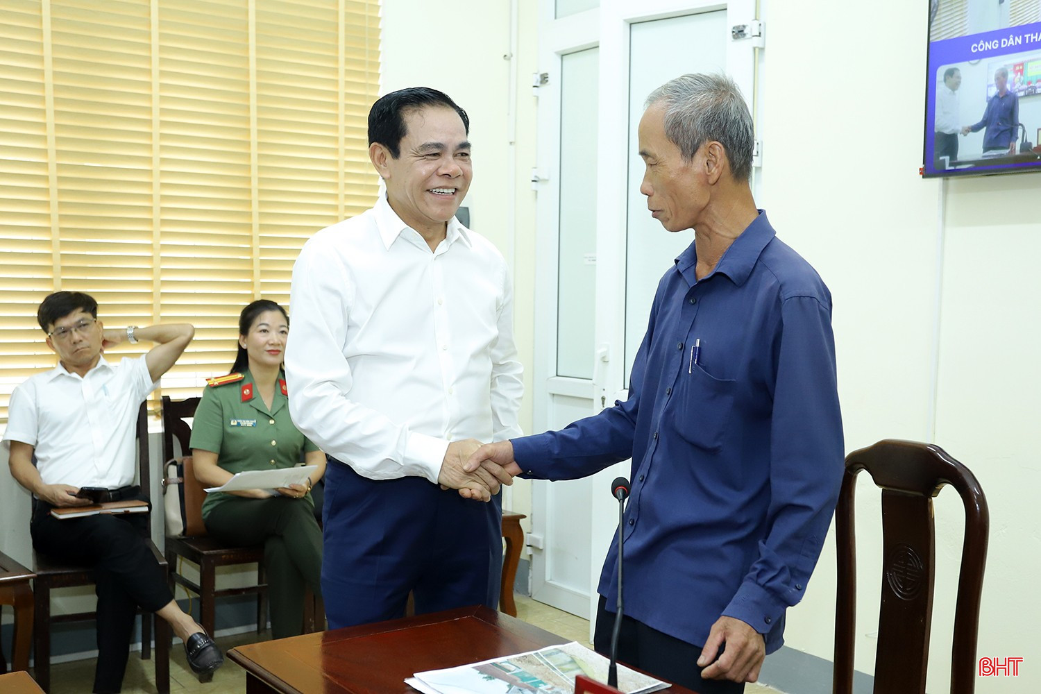 Chủ tịch UBND tỉnh Võ Trọng Hải giao các sở, ngành cấp tỉnh phối hợp với địa phương để rà soát, xem xét, giải quyết kiến nghị, phản ánh trên tinh thần thượng tôn pháp luật và đảm bảo lợi ích chính đáng của người dân bqbht_br_chu-tich-tinh-tiep-cong-dan-6.jpg