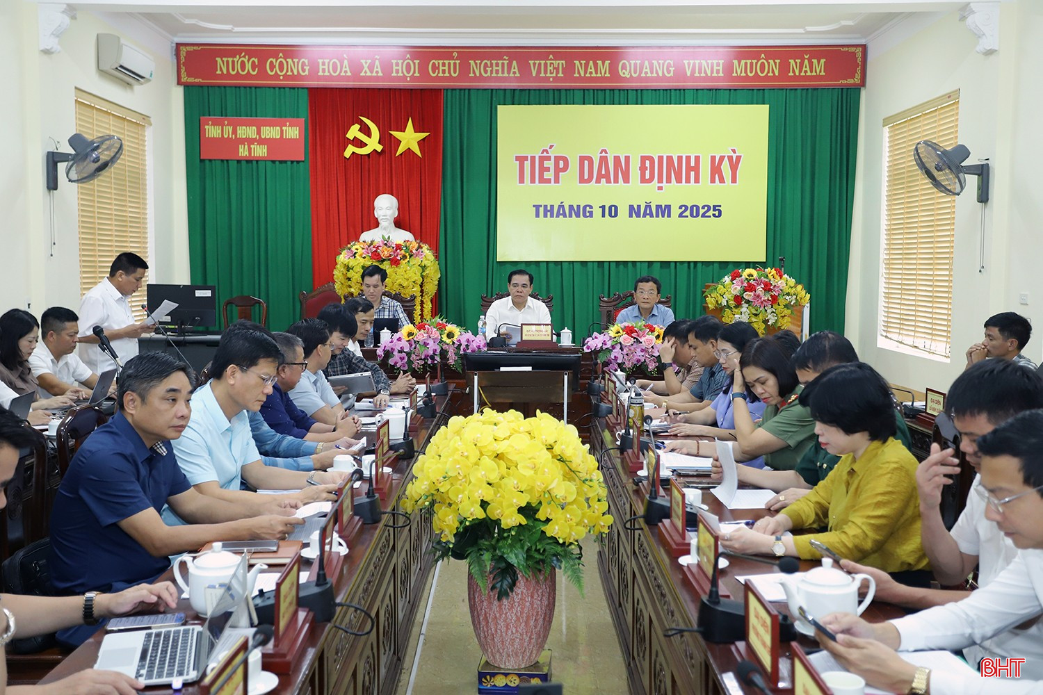 Chủ tịch UBND tỉnh Võ Trọng Hải, Phó Chủ tịch HĐND tỉnh Trần Văn Kỳ và Chánh Thanh tra tỉnh Nguyễn Thanh Điện chủ trì phiên tiếp công dân định kỳ tháng 10. bqbht_br_chu-tich-tinh-tiep-cong-dan-2.jpg