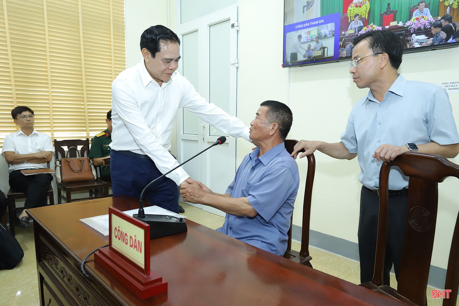 Công dân Trần Công Quý ở xã Kỳ Hoa cảm ơn Chủ tịch UBND tỉnh Võ Trọng Hải khi đã tiếp nhận, giao giải quyết kiến nghị liên quan tới việc xử lý đất đai của gia đình. bqbht_br_chu-tich-tinh-tiep-cong-dan-4.jpg