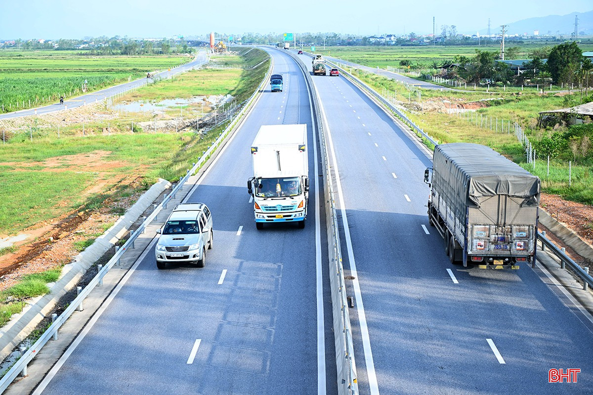 Ném đá xe đang chạy trên cao tốc ở Hà Tĩnh là việc rất nguy hiểm, có thể dẫn tới các vụ tai nạn giao thông nghiêm trọng. bqbht_br_xe-bi-nem-da-tran-cao-toc-2.jpg