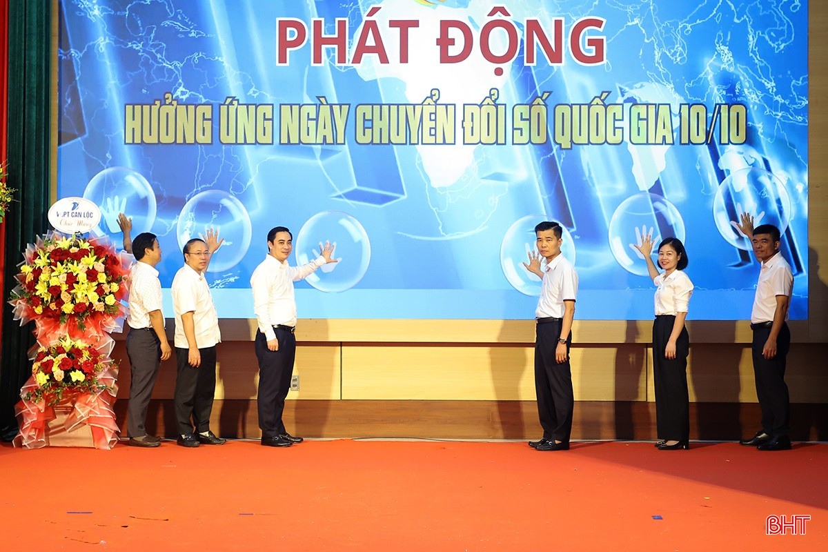 Các đại biểu bấm nút phát động hưởng ứng ngày chuyển đổi số quốc gia trên địa bàn phường Bắc Hồng Lĩnh. bqbht_br_chuyen-doi-so-2.jpg