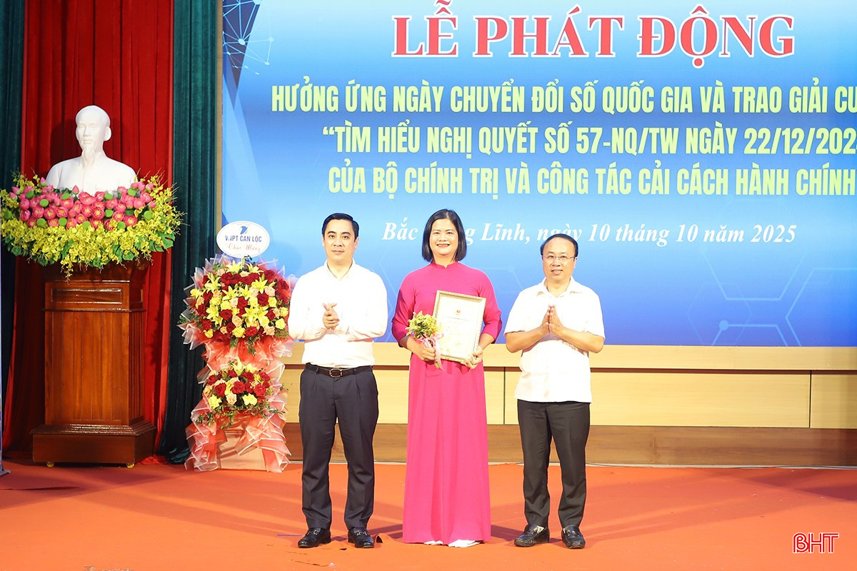 Giám đốc Sở Khoa học và Công nghệ Lê Thành Đông và lãnh đạo phường Bắc Hồng Lĩnh trao giải nhất cá nhân cho cô Nguyễn Thị Thư - giáo viên Trường Tiểu học Đức Thuận... bqbht_br_chuyen-doi-so.jpg