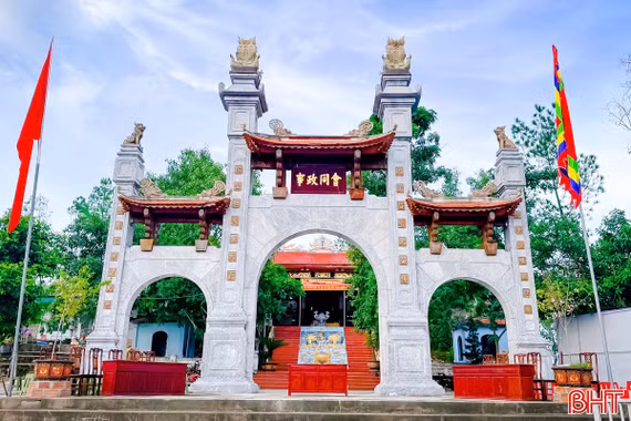 Đền thiêng trên dãy Trà Sơn