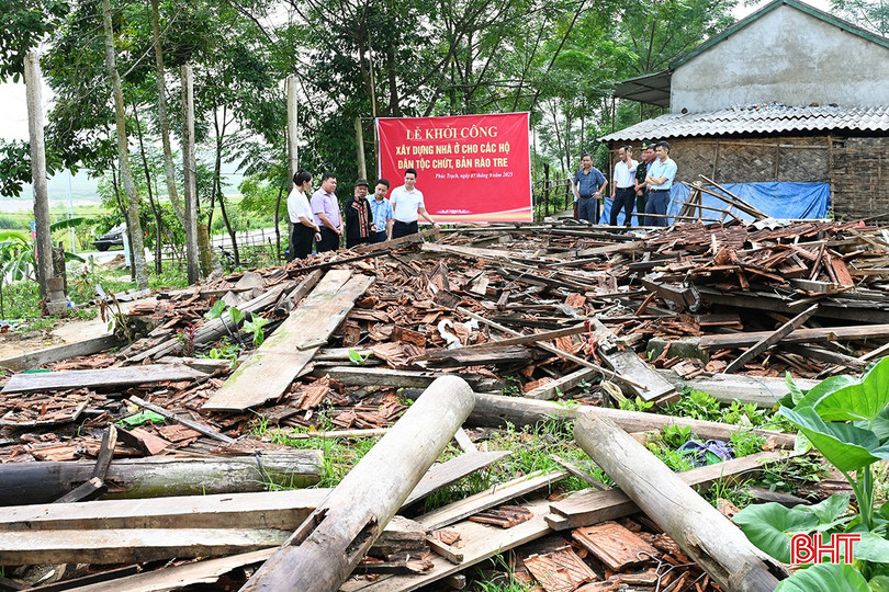 Căn nhà của ông Hồ Việt đổ sập hoàn toàn do bão số 5.