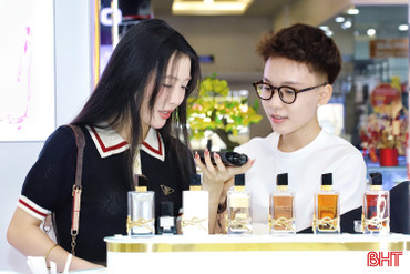 Valentine cận Tết: Thị trường quà tặng thêm ngọt ngào