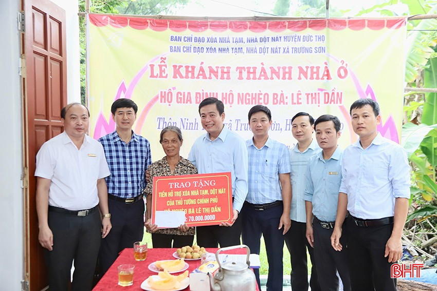 Lãnh đạo huyện Đức Thọ trao biểu trưng và tặng quà cho bà Lê Thị Dần. bqbht_br_i2.jpg