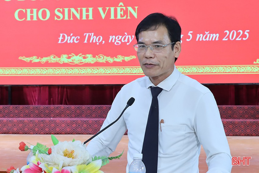 L'enseignant Trinh Hong Manh, chef du département de l'éducation et de la formation du district de Duc Tho, a rendu compte des réalisations de la formation d'excellents élèves au cours de l'année scolaire 2024-2025. bqbht_br_s02.jpg