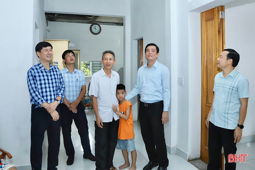 Đoàn thăm hỏi, chia vui cùng gia đình ông Trần Văn Trình (thứ 3 từ trái qua) khi ổn định cuộc sống trong căn nhà mới. bqbht_br_i1.jpg