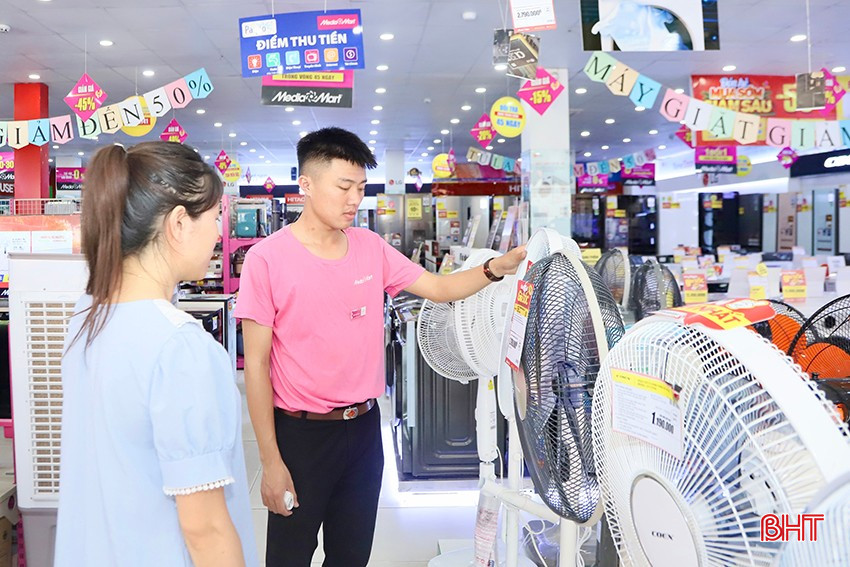 Mùa nắng nóng là "thời điểm vàng" để kích cầu tiêu dùng các sản phẩm làm mát. bqbht_br_i1.jpg