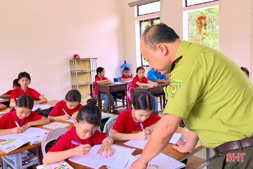 100% học sinh trên địa bàn xã Tân Hương được ký cam kết không đem lửa hay đốt lửa trong rừng bqbht_br_04.jpg