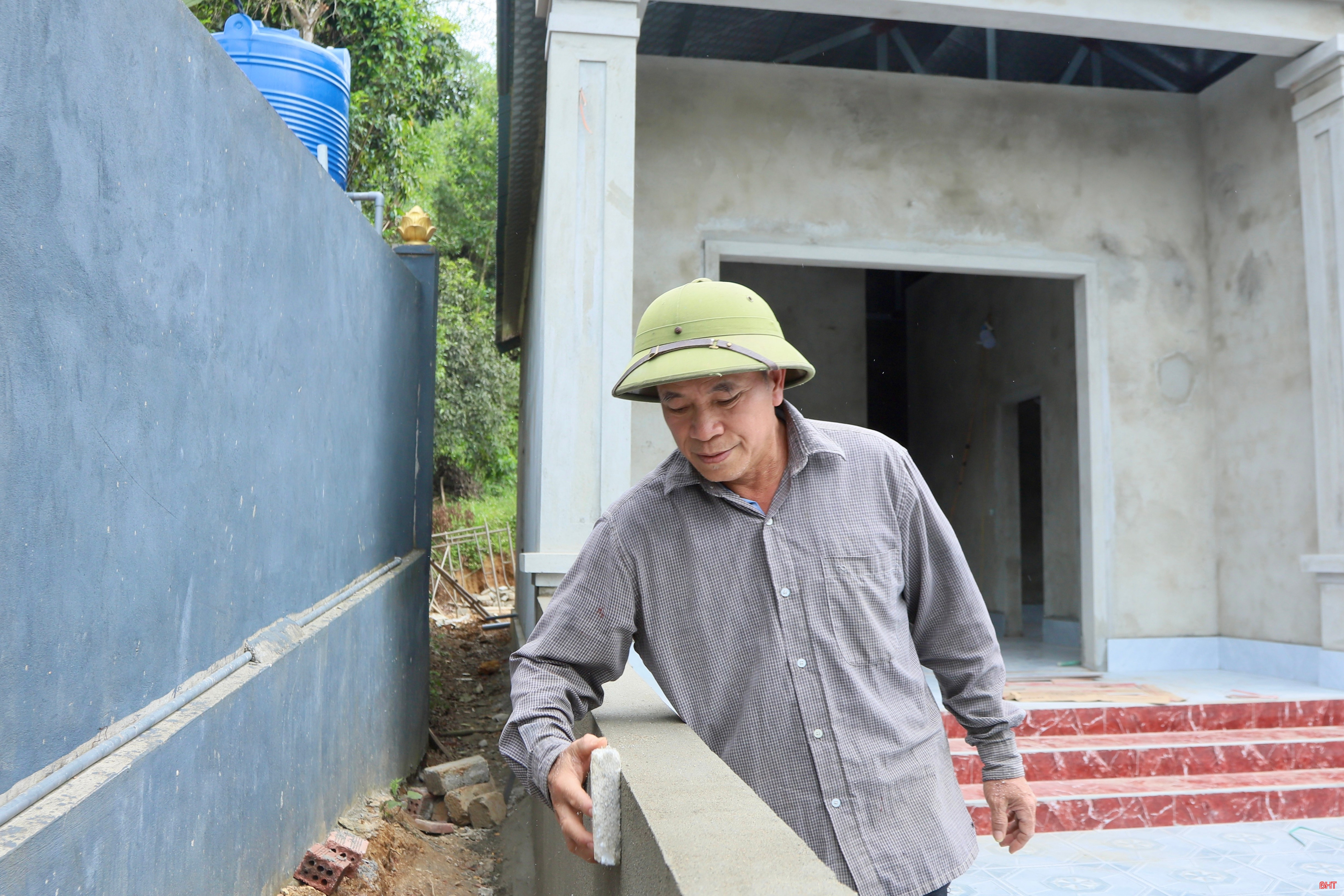 Ông Lê Đình Triện đang triển khai những phần việc cuối cùng để sớm vào ở nhà mới trong vài ngày tới. bqbht_br_img-5719.jpg