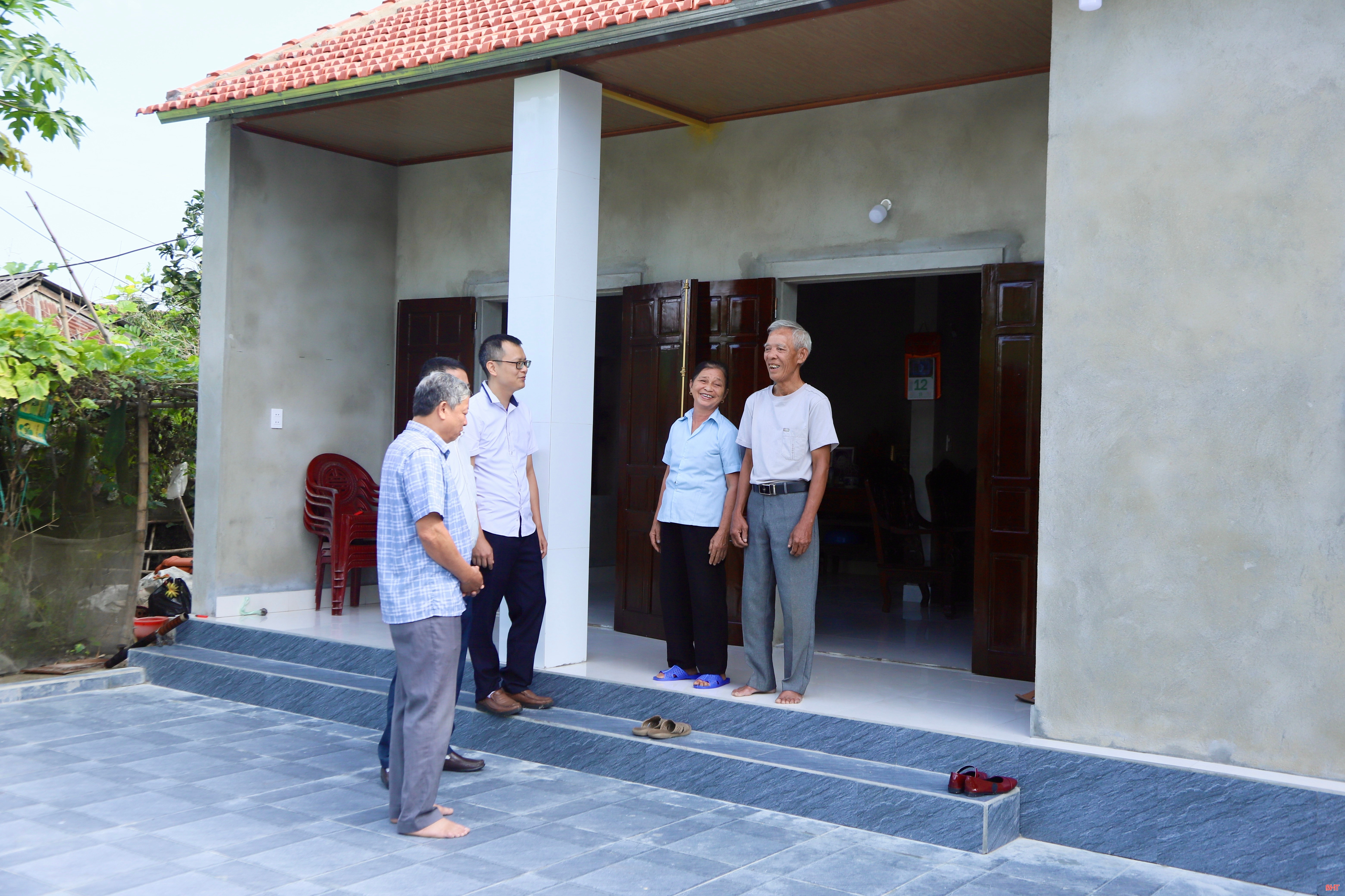 Bà Liên (thứ hai từ phải qua) chia sẻ với lãnh đạo địa phương về niềm vui khi về ở trong ngôi nhà mới. bqbht_br_img-5641.jpg