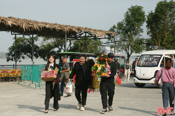 Du khách nườm nượp đổ về đền Chợ Củi trước lễ giỗ Quan Hoàng Mười