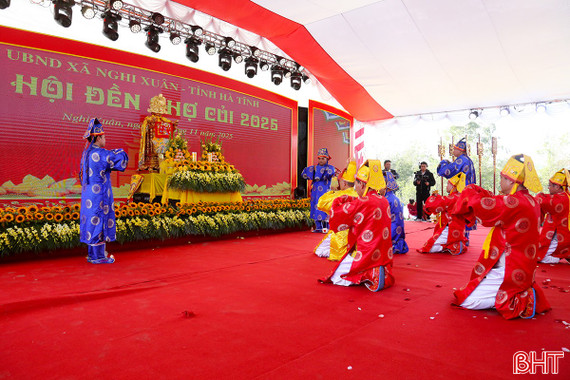 Trang nghiêm Lễ giỗ Đức thánh Hoàng Mười 