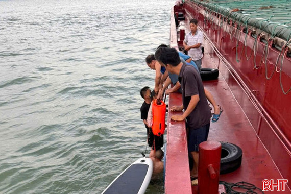 2 bố con được cứu sống sau một đêm lênh đênh trên biển