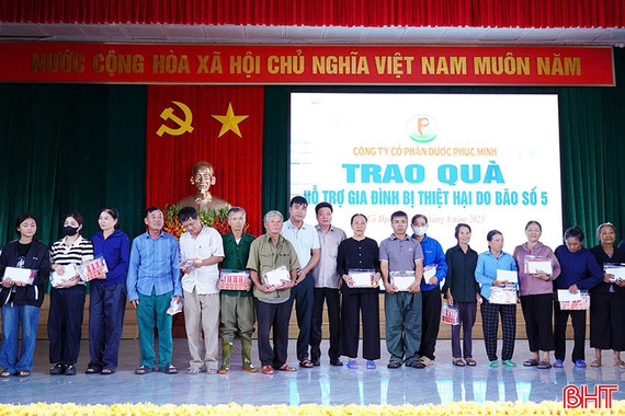 Trao 100 suất quà cho các gia đình khó khăn bị ảnh hưởng do bão