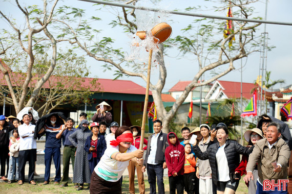 Cười sảng khoái với các trò chơi độc đáo ở đình Hoa Vân Hải