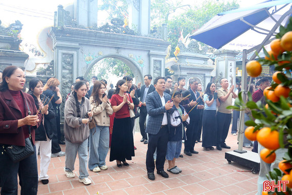 Người dân tấp nập về đền Chợ Củi cầu may đầu năm mới