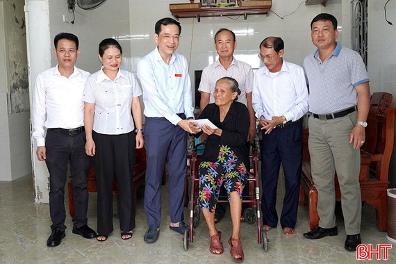 Hỗ trợ 205 triệu đồng cho người dân bị thiệt hại do bão ở Nghi Xuân
