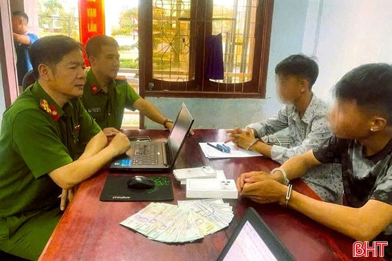Khởi tố 2 thanh niên trộm 5.700 USD và 12 triệu đồng của du khách