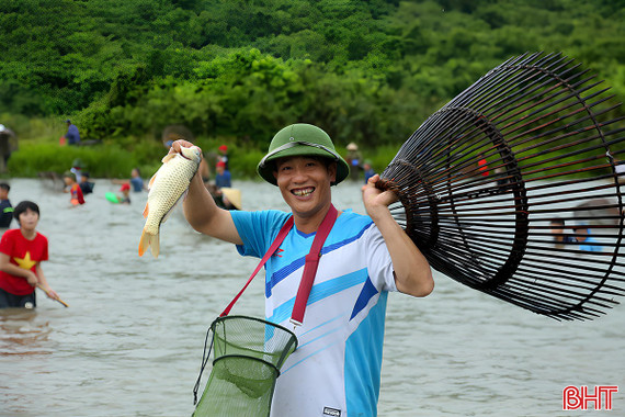 Vui hội đánh cá Vực Rào ở Hà Tĩnh