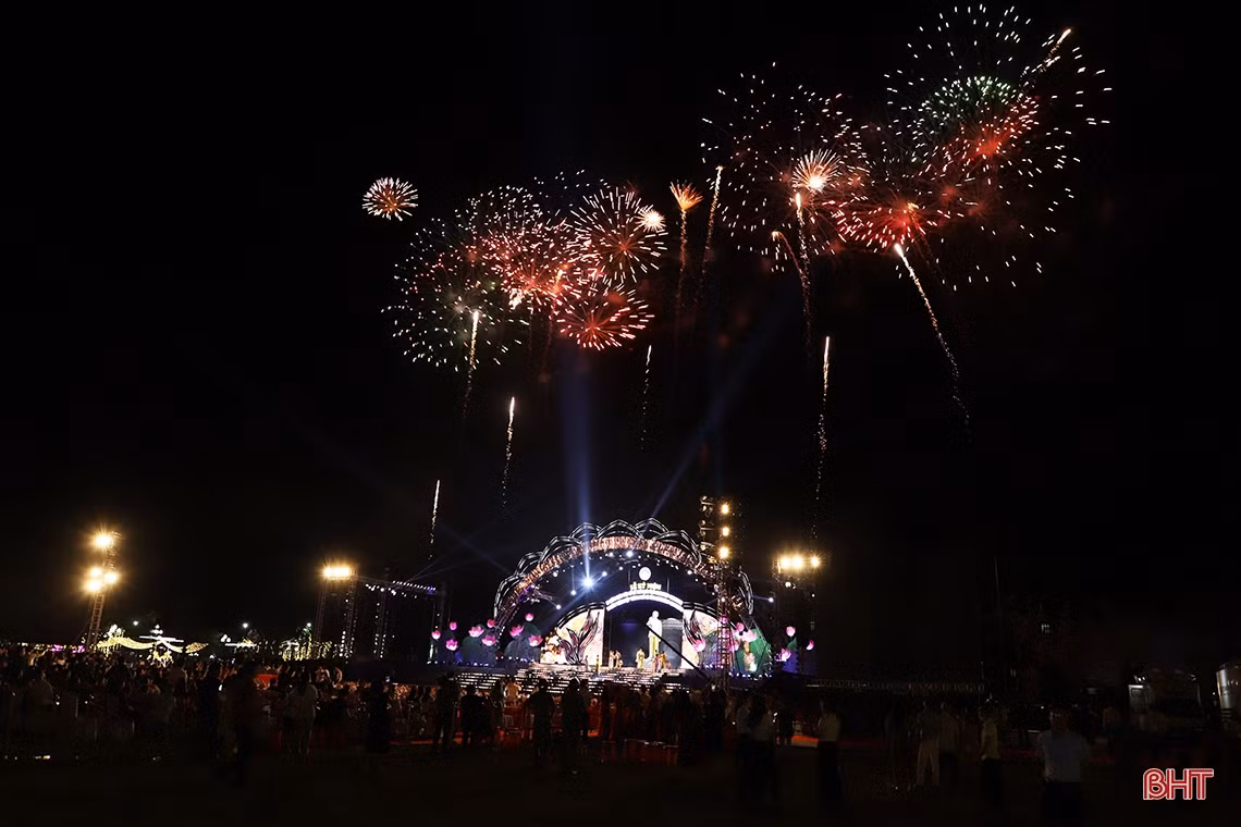 Mãn nhãn màn bắn pháo hoa tại thành phố Hà Tĩnh