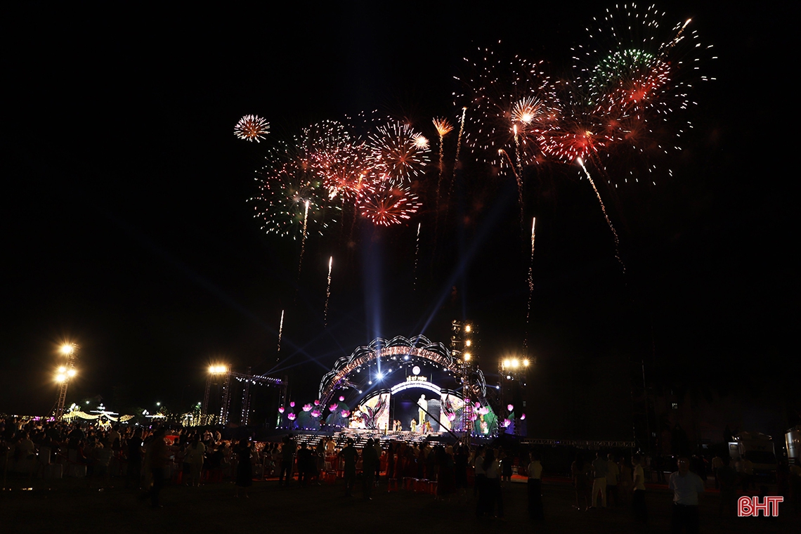 Mãn nhãn màn bắn pháo hoa tại thành phố Hà Tĩnh