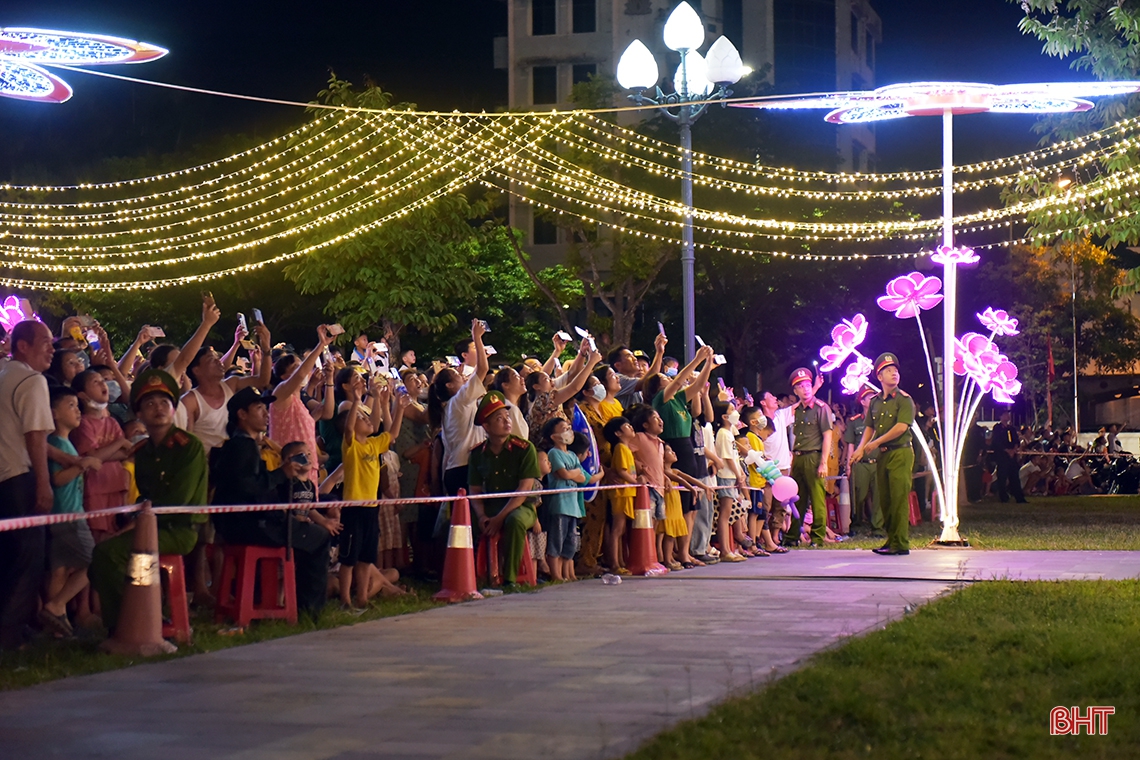 Mãn nhãn màn bắn pháo hoa tại thành phố Hà Tĩnh