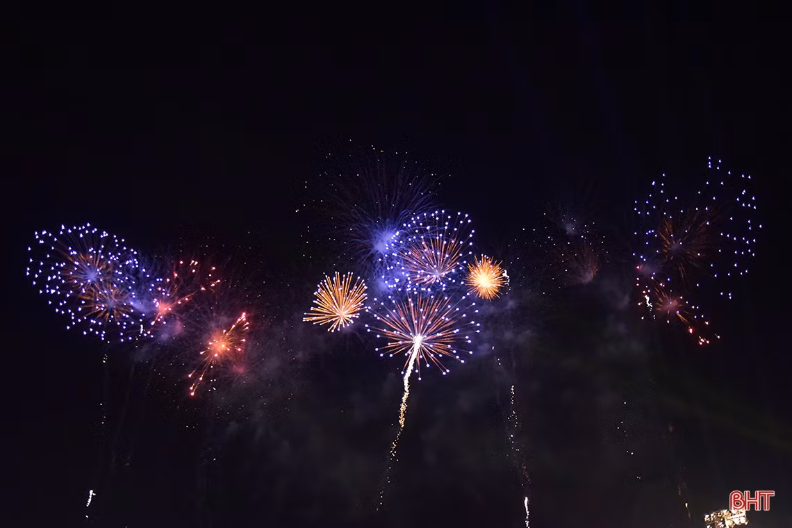 Mãn nhãn màn bắn pháo hoa tại thành phố Hà Tĩnh