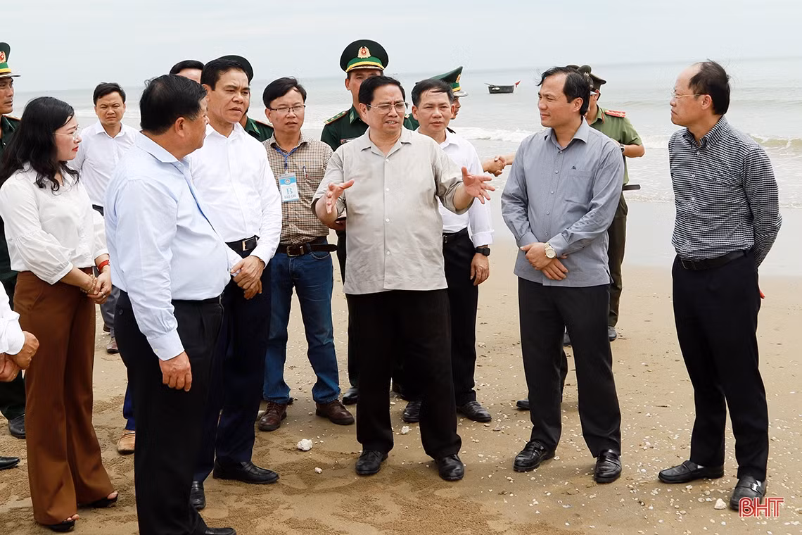 Thủ tướng Chính phủ Phạm Minh Chính khảo sát mỏ sắt Thạch Khê