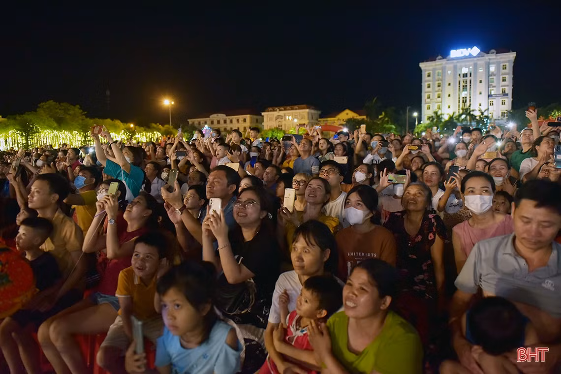Mãn nhãn màn bắn pháo hoa tại thành phố Hà Tĩnh