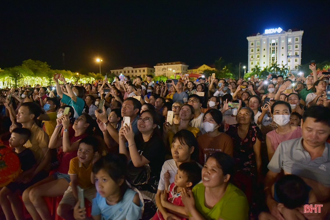 Mãn nhãn màn bắn pháo hoa tại thành phố Hà Tĩnh