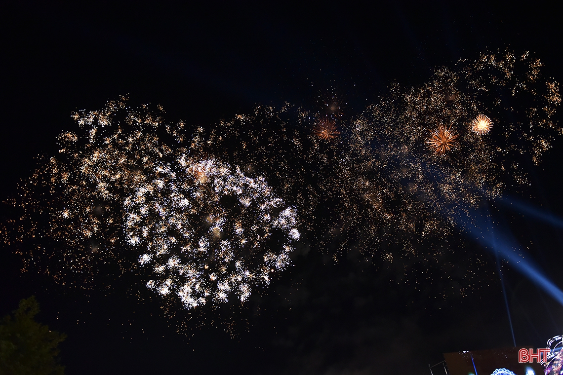 Mãn nhãn màn bắn pháo hoa tại thành phố Hà Tĩnh