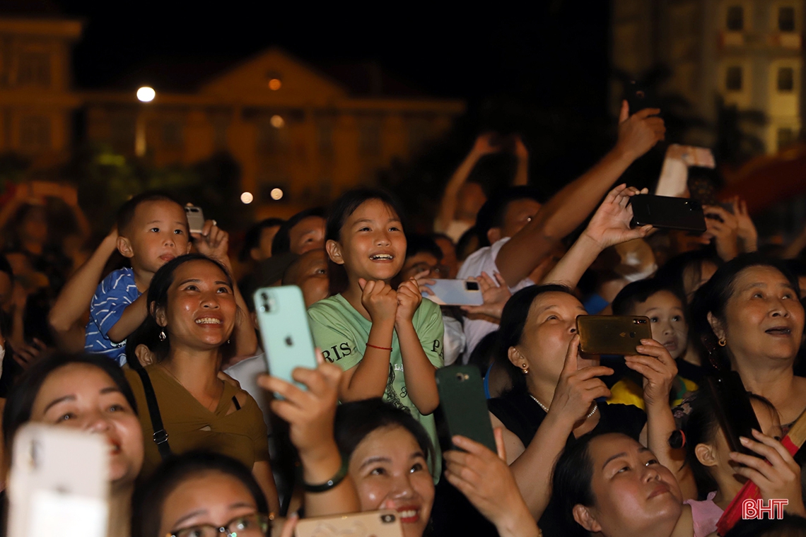 Mãn nhãn màn bắn pháo hoa tại thành phố Hà Tĩnh