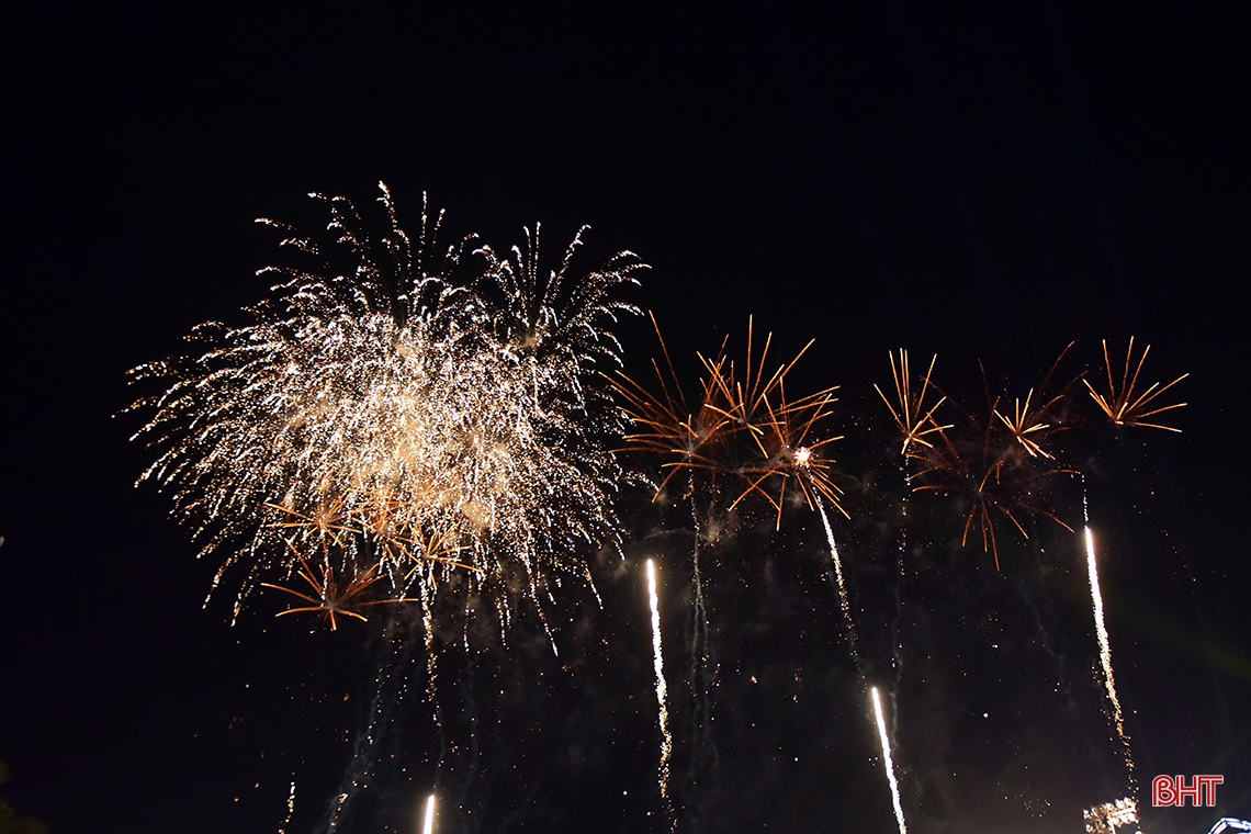 Mãn nhãn màn bắn pháo hoa tại thành phố Hà Tĩnh