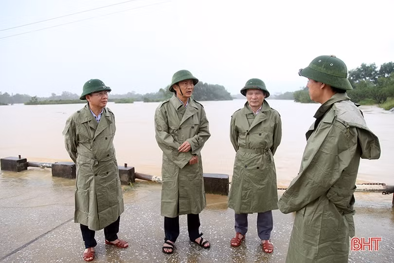 Đảm bảo an toàn tuyệt đối tính mạng và tài sản cho người dân trong mưa lũ