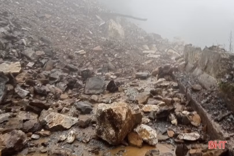 Tập trung khắc phục các điểm sạt lở, quốc lộ 8A được thông tuyến