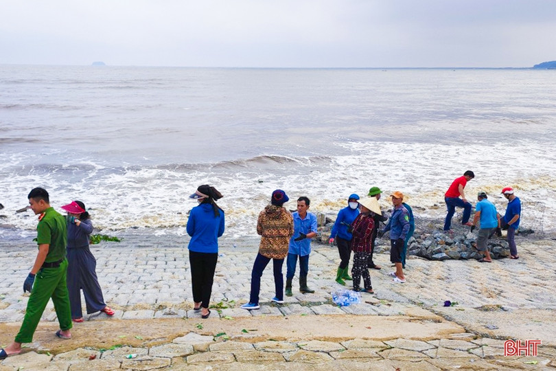 Gần 200 người dân gia cố kè biển Cẩm Nhượng bị sạt lở