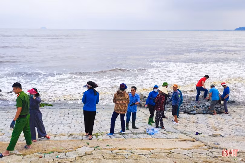 Gần 200 người dân gia cố kè biển Cẩm Nhượng bị sạt lở