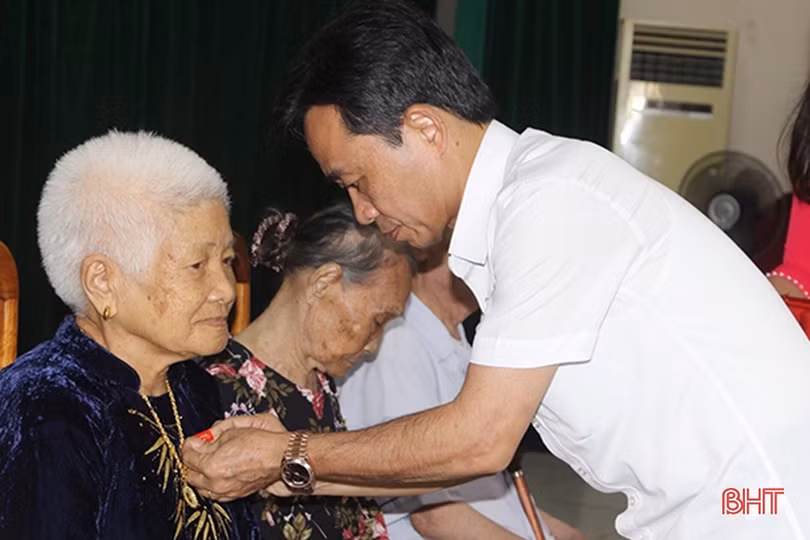 Tự hào gia đình có 3 đảng viên nhận Huy hiệu 75 năm và 40 năm tuổi Đảng