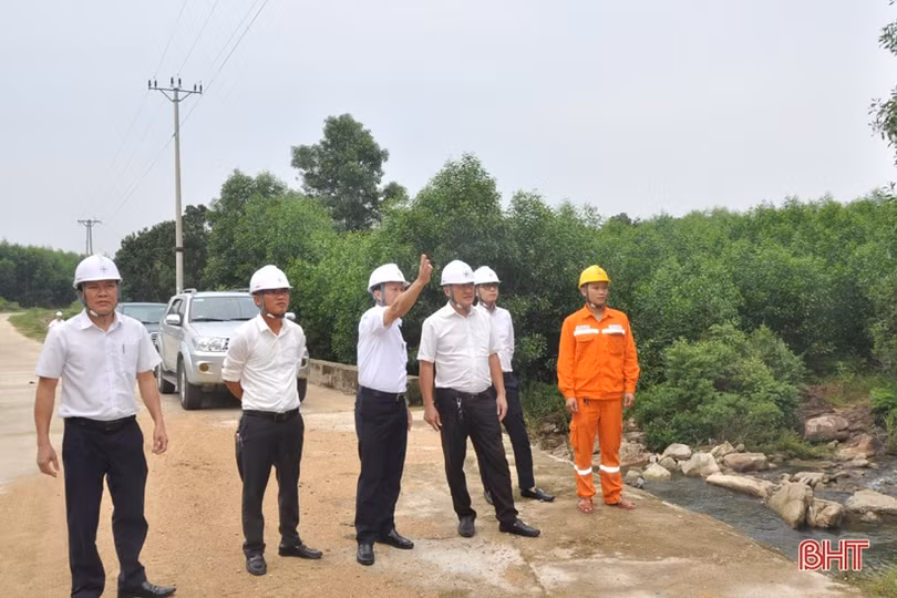 Lãnh đạo Tổng Công ty Điện lực Miền Bắc đánh giá cao công tác ứng phó, bảo vệ lưới điện của Hà Tĩnh