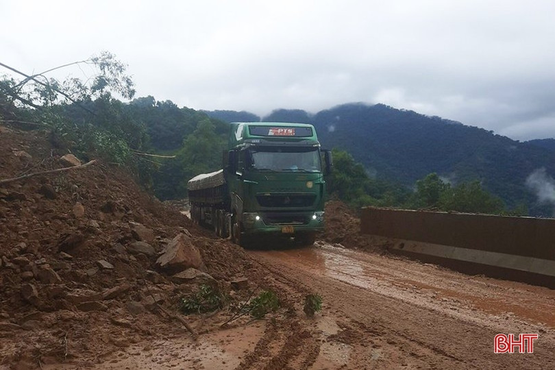 Tập trung khắc phục các điểm sạt lở, quốc lộ 8A được thông tuyến