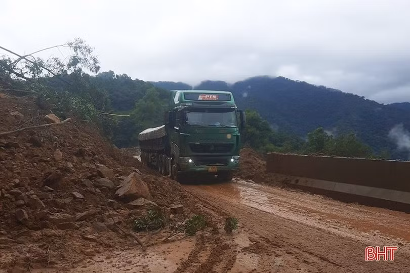 Tập trung khắc phục các điểm sạt lở, quốc lộ 8A được thông tuyến