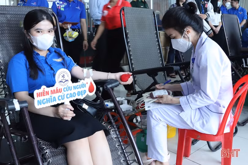 Tiếp nhận 220 đơn vị máu trong chương trình “Trao giọt hồng - gửi yêu thương” tại ĐH Hà Tĩnh