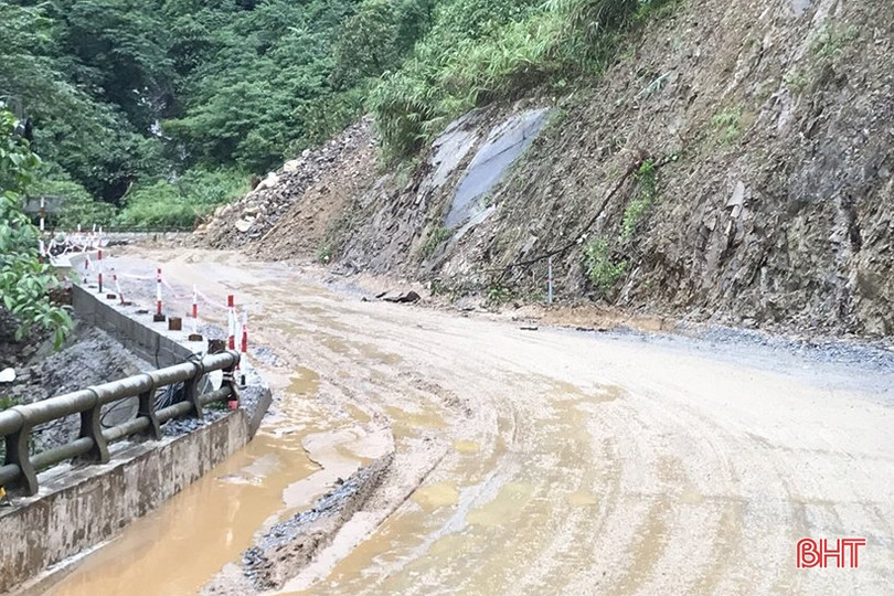 Tập trung khắc phục các điểm sạt lở, quốc lộ 8A được thông tuyến