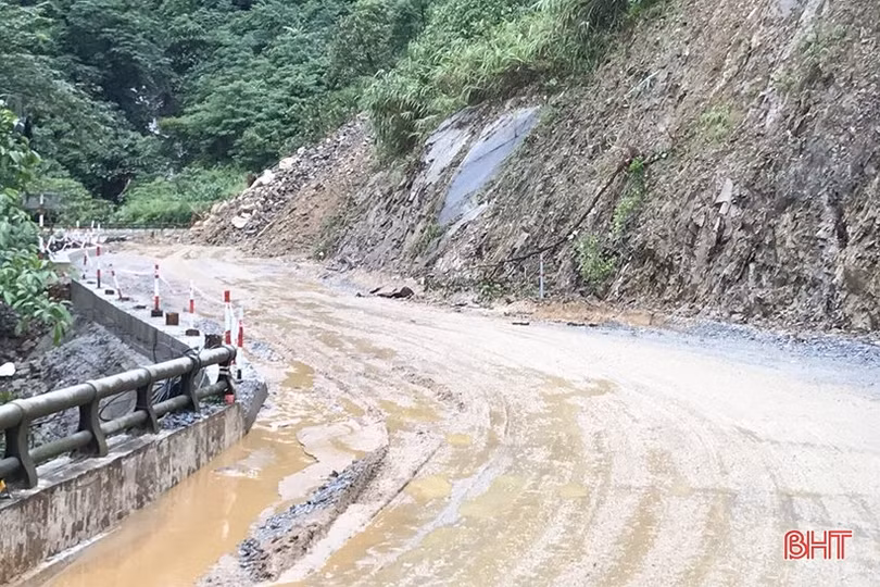 Tập trung khắc phục các điểm sạt lở, quốc lộ 8A được thông tuyến