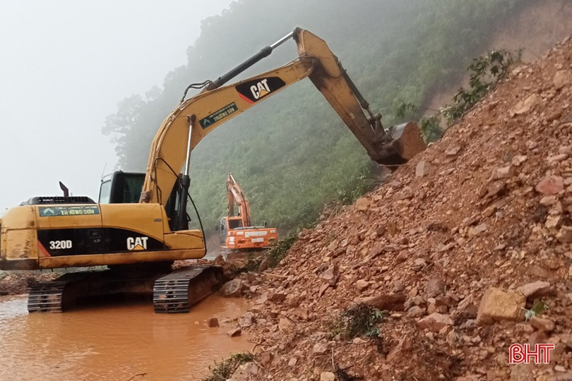 Tập trung khắc phục các điểm sạt lở, quốc lộ 8A được thông tuyến