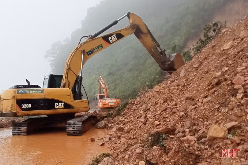 Tập trung khắc phục các điểm sạt lở, quốc lộ 8A được thông tuyến